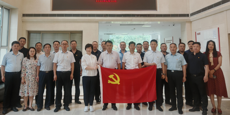 省国防动员指挥保障中心联合省财政研究和教育中心开展“筑牢国防意识 共担国防使命”主题党日活动
